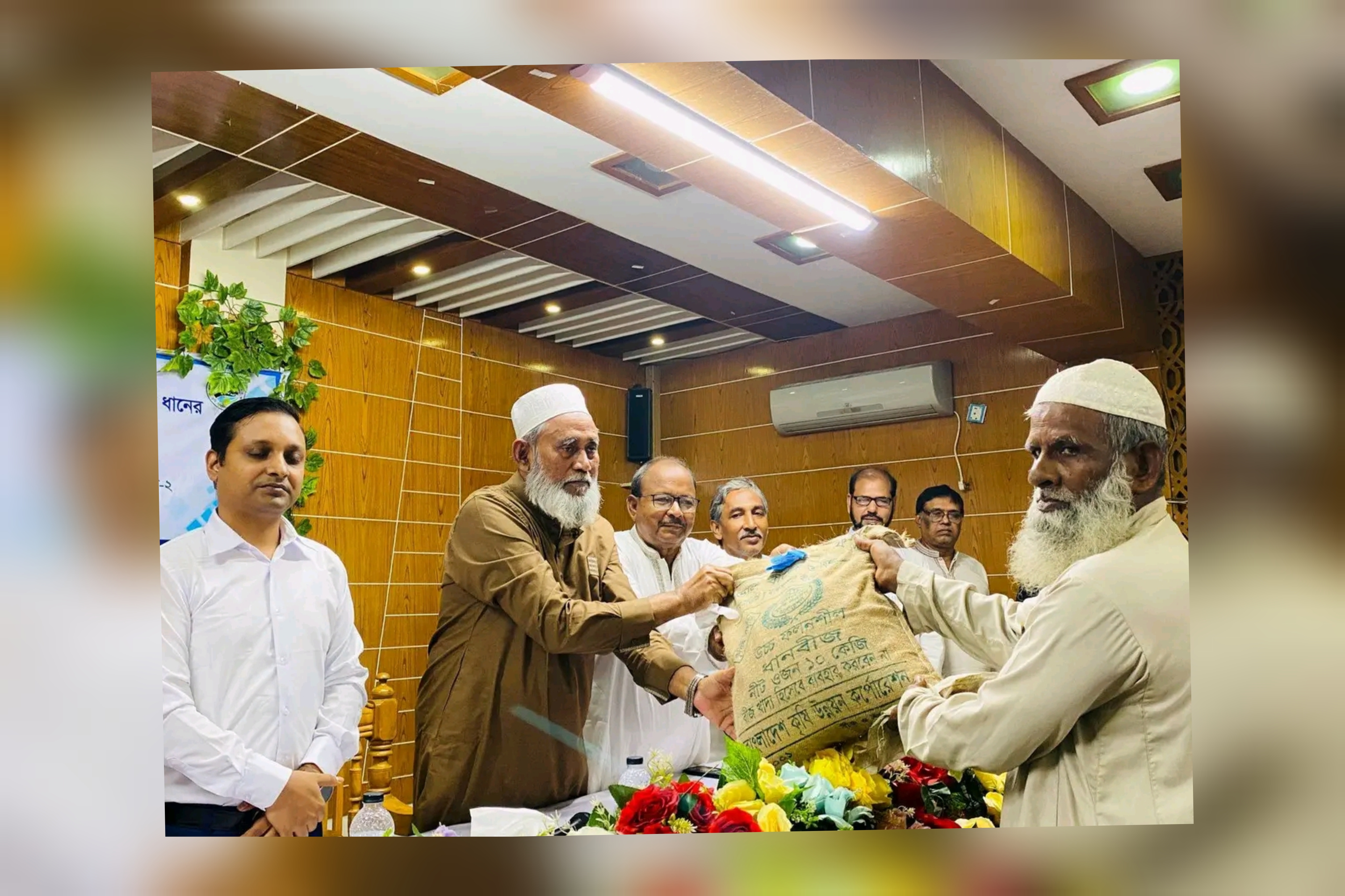 গোপালপুরে কৃষি প্রণোদনা কর্মসূচির আওতায় বিনামূল্যে বীজ, সার ও চারা বিতরণ