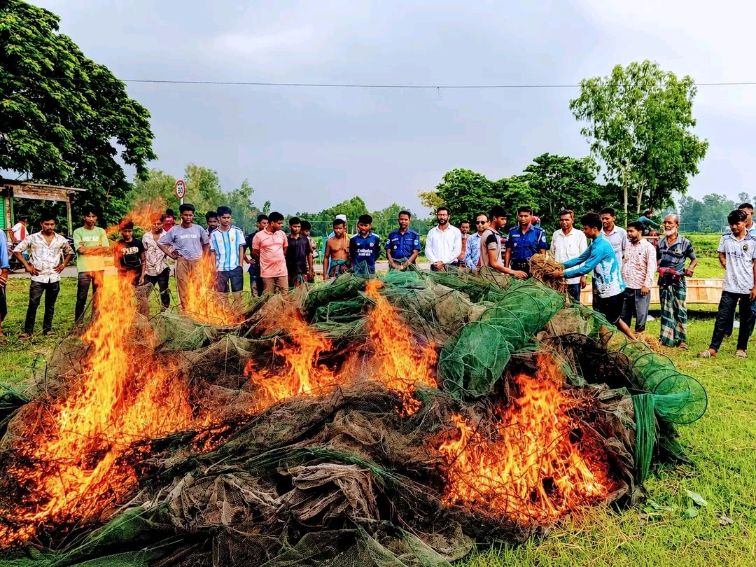 ঝিনাই নদীতে মোবাইল কোর্টের অভিযান: ৯০০ মিটার অবৈধ চায়না জাল জব্দ ও ধ্বংস