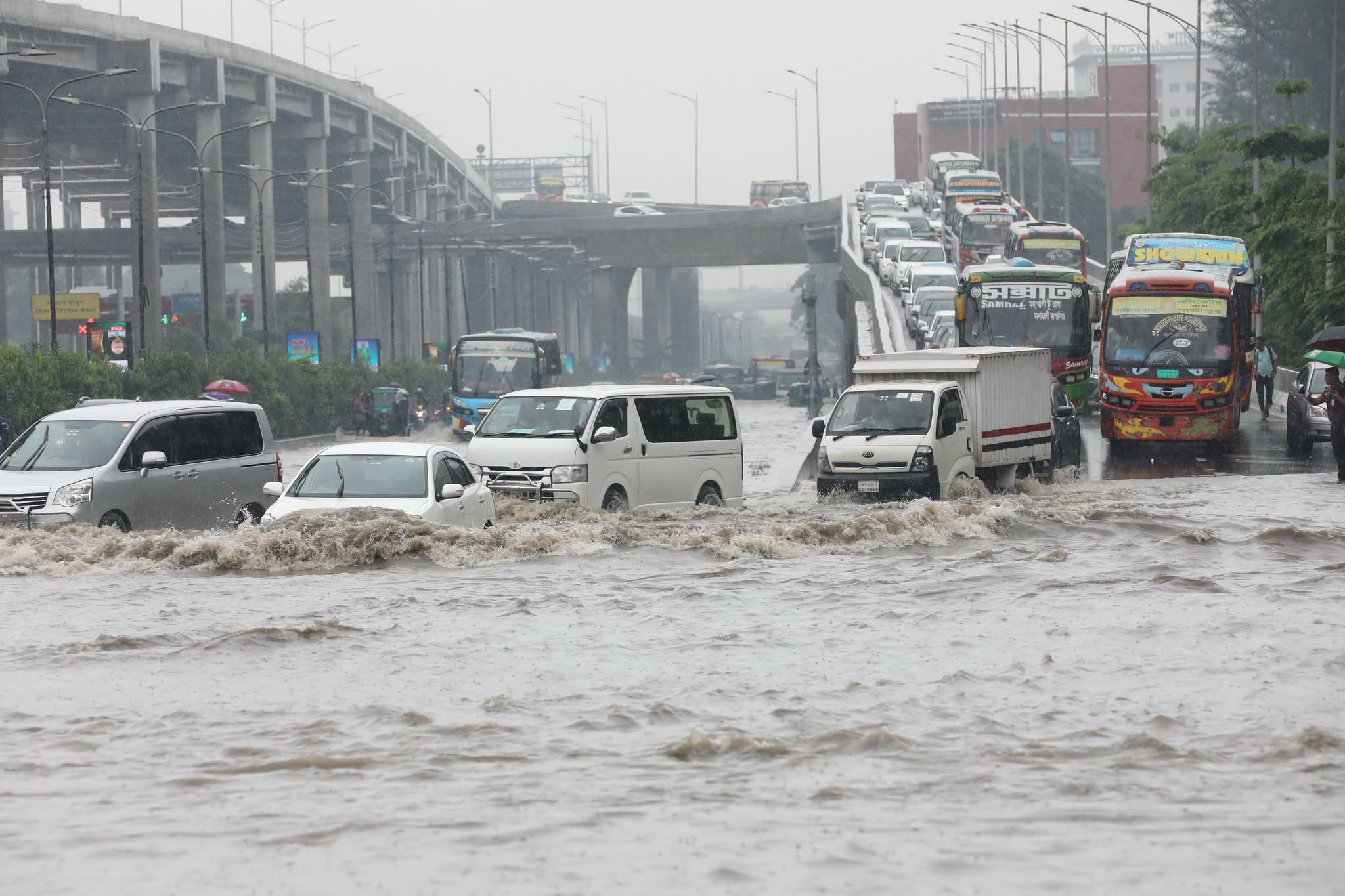ভারী বৃষ্টিতে তলিয়ে গেল রাজধানীর সড়ক