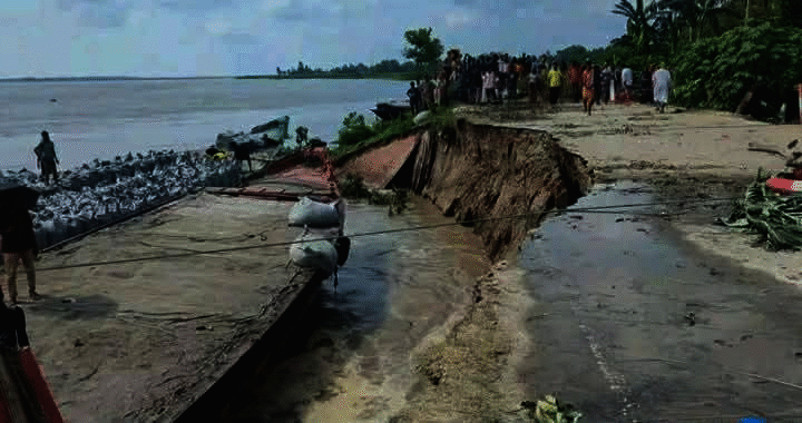 যমুনার ভয়াল ভাঙনে টাঙ্গাইলে আতঙ্ক নদীগর্ভে মহাসড়কের অংশ ও বসতবাড়ি