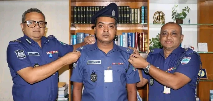 খুলনা জেলা পুলিশের সদ্য পদোন্নতিপ্রাপ্ত সদস্যকে র‍্যাংক ব্যাজ পরালেন পুলিশ সুপার