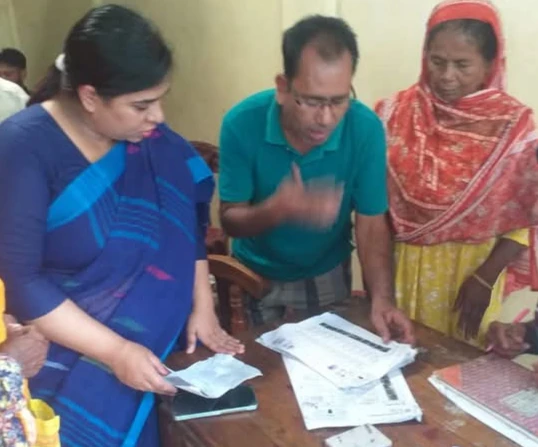 ১৫ টাকার চালে স্বচ্ছতা দেখতে সরেজমিনে ইউএনও