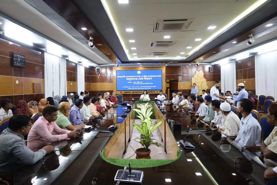 টাঙ্গাইলে ৩৬ স্বেচ্ছাসেবী সংগঠনের হাতে অনুদানের চেক
