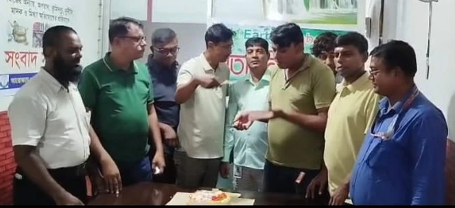 খুলনা মফস্বল প্রেসক্লাবের নির্বাহী সদস্য মোঃ আরাফাত হোসেন জনি'র জন্মদিন উপলক্ষে  কেককাটা অনুষ্ঠিত