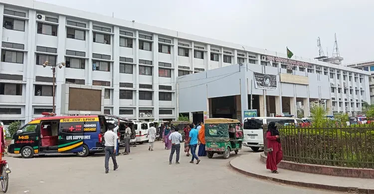 হুইপ রকিবুল ইসলাম বকুলের মধ্যস্থতায় খুলনা মেডিকেলে ইন্টার্ন চিকিৎসকদের ধর্মঘট প্রত্যাহার