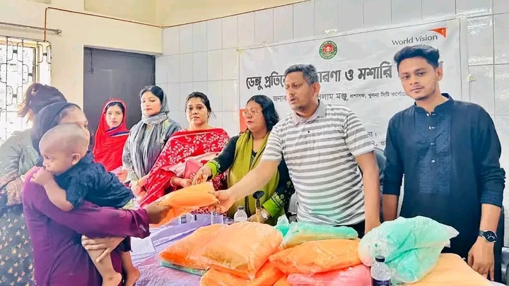 খুলনার ২৮ নম্বর ওয়ার্ডে ডেঙ্গু প্রতিরোধে মশারি বিতরণ