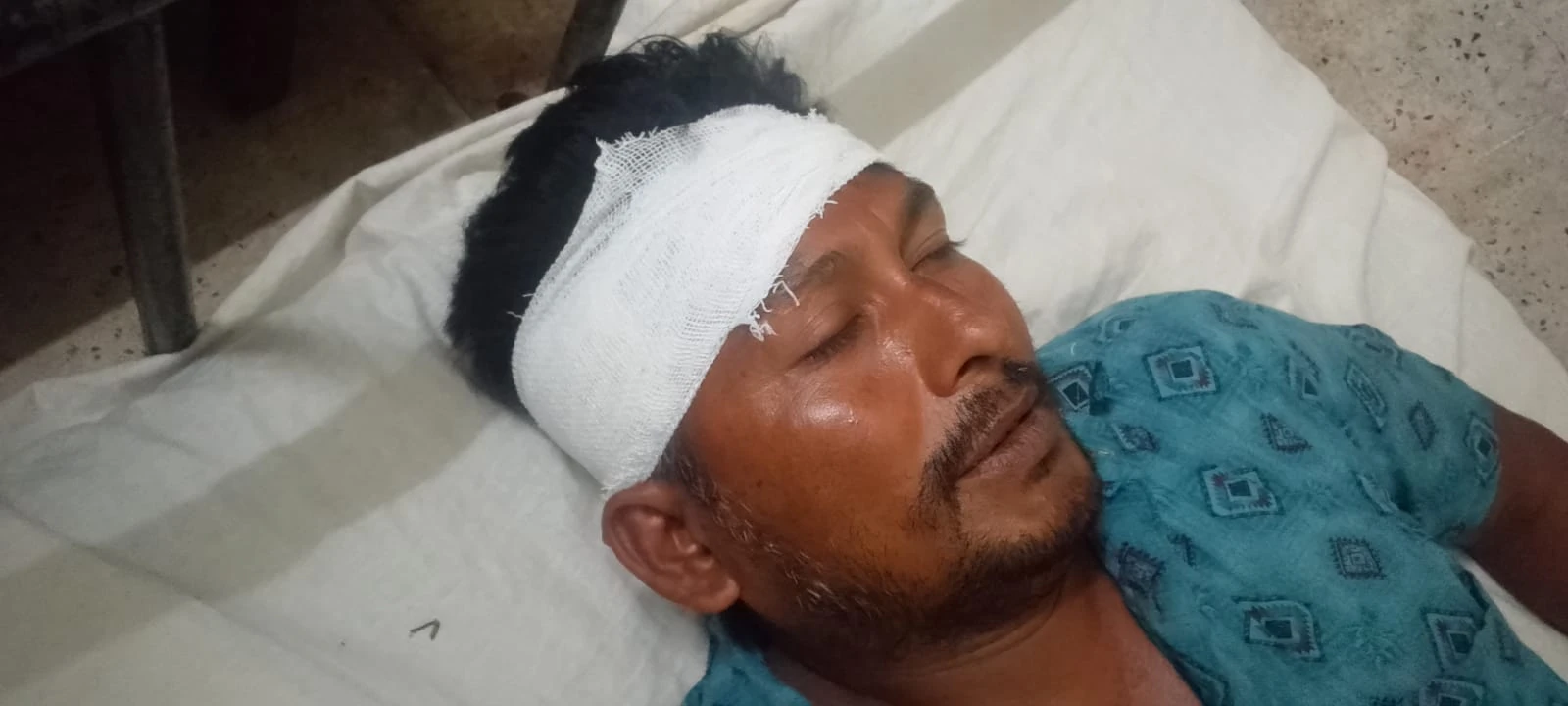 রাজনৈতিক বিরোধের জেরে স্বেচ্ছাসেবক দল নেতাকে মারধরের অভিযোগ