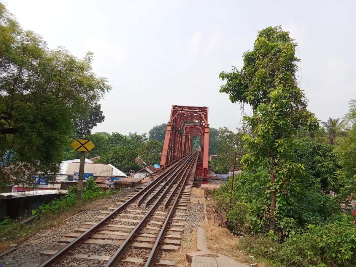 বড়াল ব্রিজ রেলওয়ে স্টেশন: শতবর্ষের রেল ঐতিহ্যের সাক্ষী