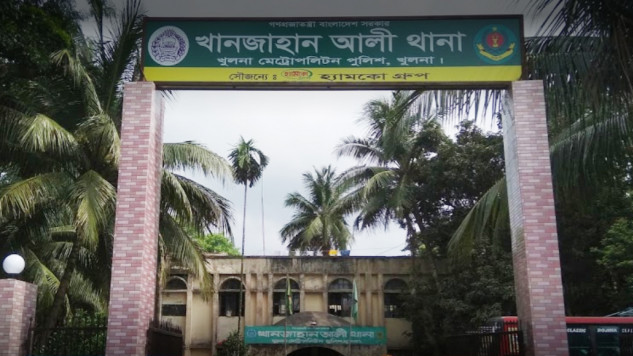 সাংবাদিক  বাবাকে না পেয়ে ১৬ বছরের ছেলেকে থানায় নেওয়ার অভিযোগ, খুলনায় পুলিশের ভূমিকা নিয়ে প্রশ্ন