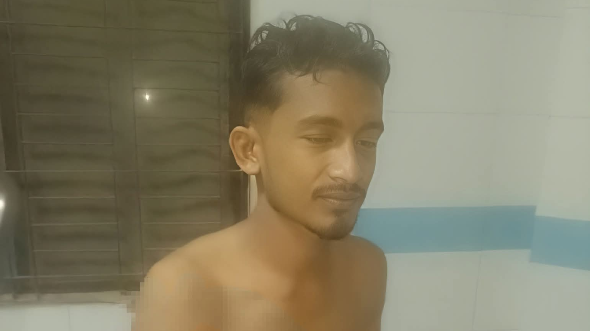 খুলনায় হঠাৎ বাজারে যুবককে কুপিয়ে জখম