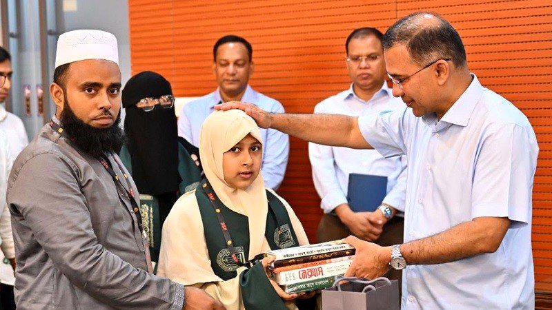 প্রধানমন্ত্রীর সঙ্গে বিশ্বজয়ী কুরআন হাফেজদের সাক্ষাৎ